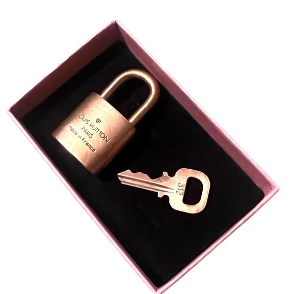 AUTHENTIC - LOUIS VUITTON Gold Lock & Key #312 Set - Picture 5 of 5